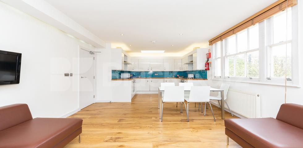 Modern and Spacious 3 bedroom 2 bathroom located in Bloomsbury  Byng Place, Bloosbury